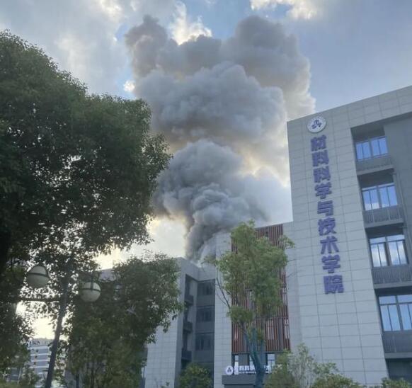 南京一高校實(shí)驗(yàn)室爆燃事故現(xiàn)場